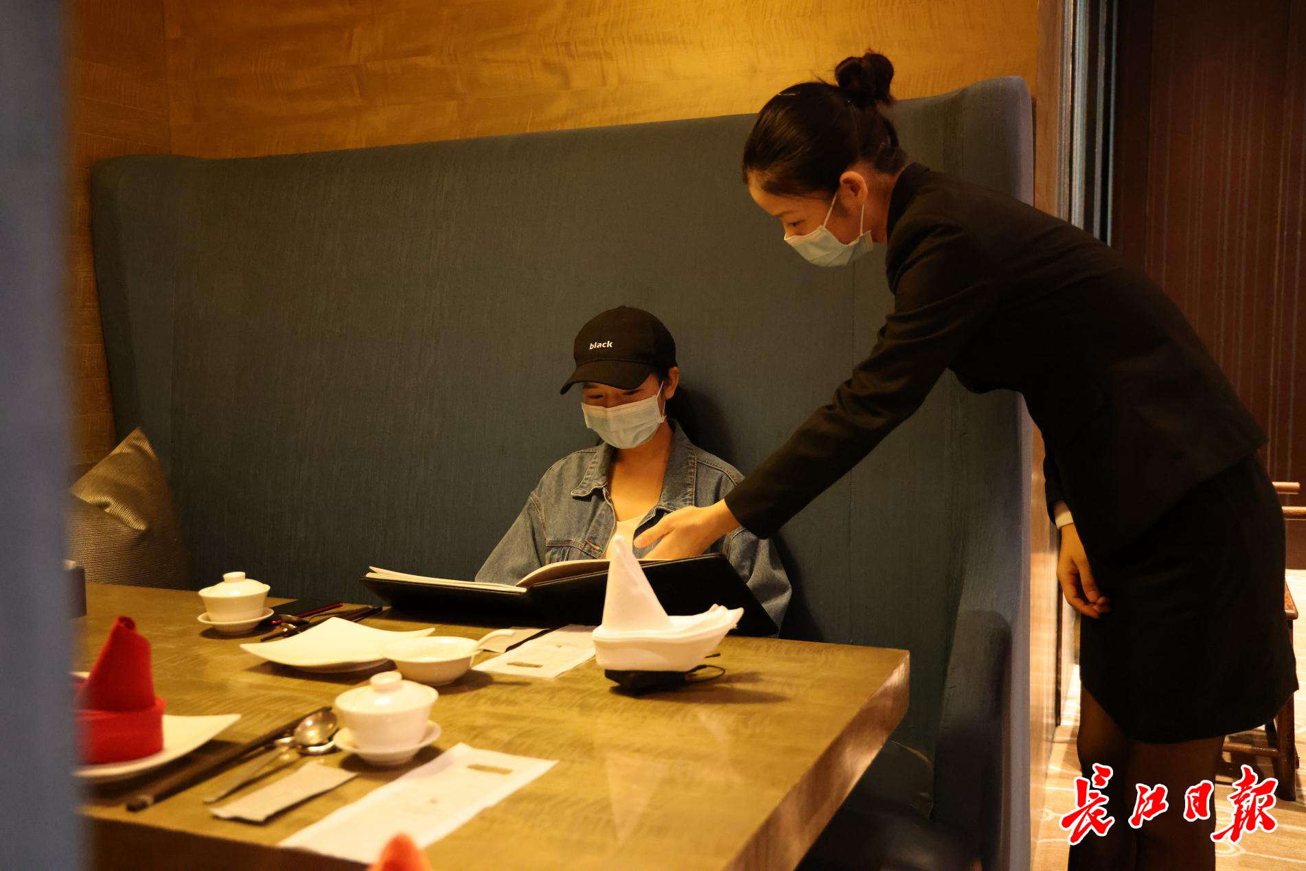 武漢星級酒店餐飲服務新趨勢 服務員轉型'點菜師'，打造專業(yè)餐飲體驗